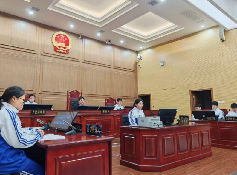 利用“模擬法庭”開展普法活動。嚴翠攝