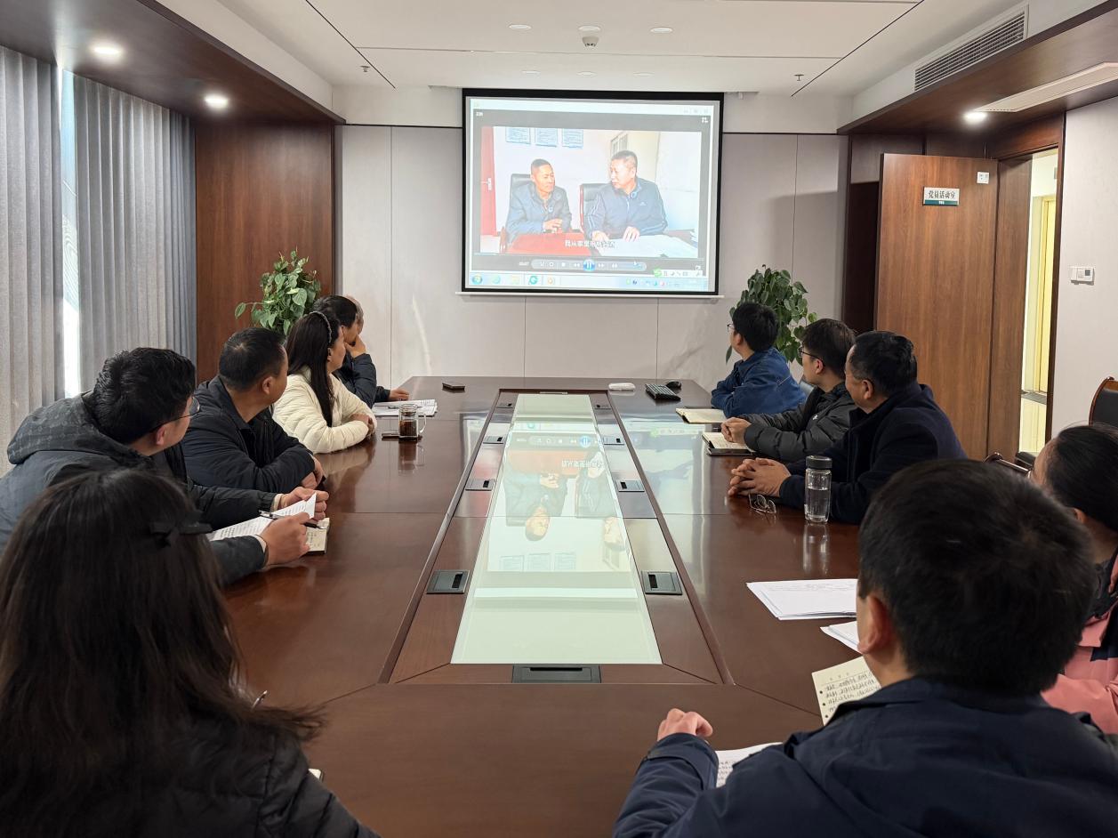 國網靈璧縣供電公司組織黨員在黨員活動室集中觀看學習“靈電紀小委”。張源攝