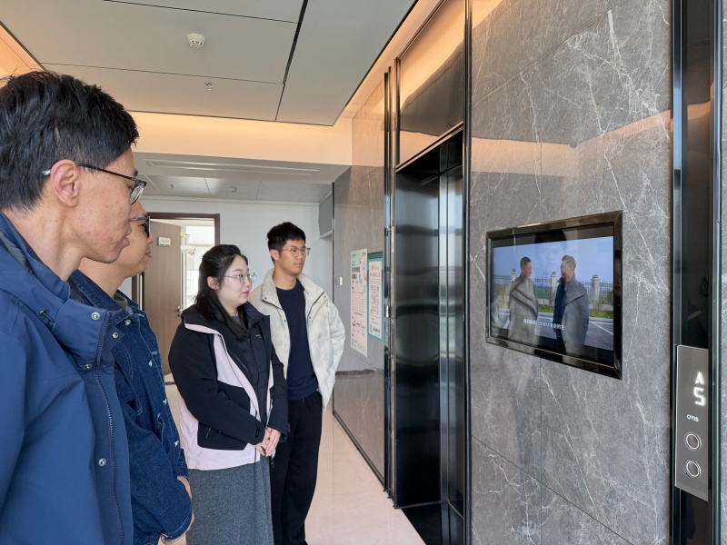 國網靈璧縣供電公司員工在電梯門口觀看學習“靈電紀小委”。張源攝