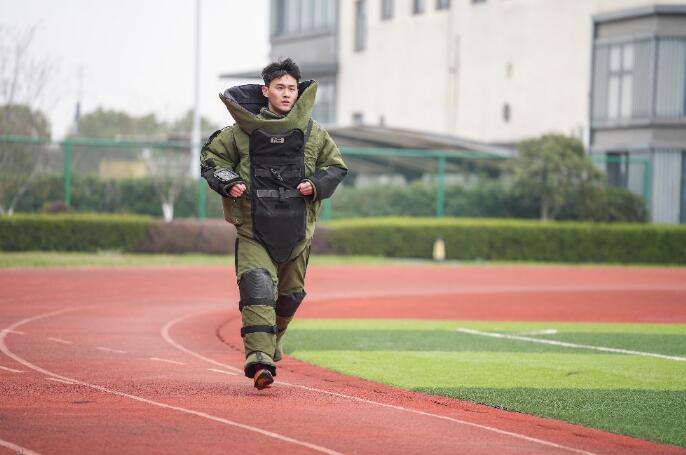 排爆队员身着73斤的防爆服进行400米负重训练