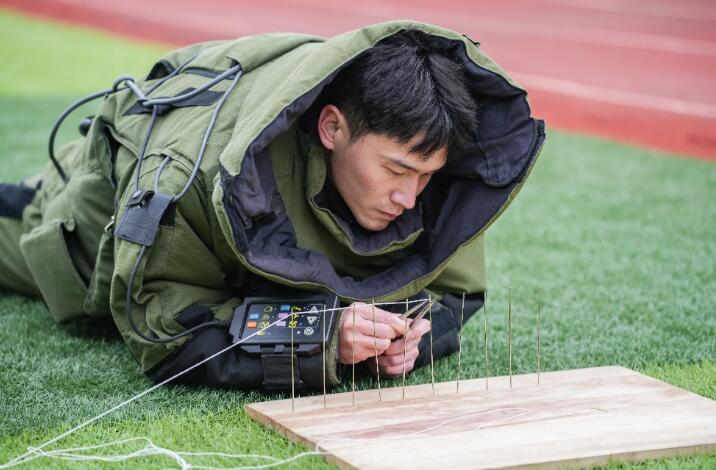 刚结束负重跑的队员立刻开始“穿针引线”科目