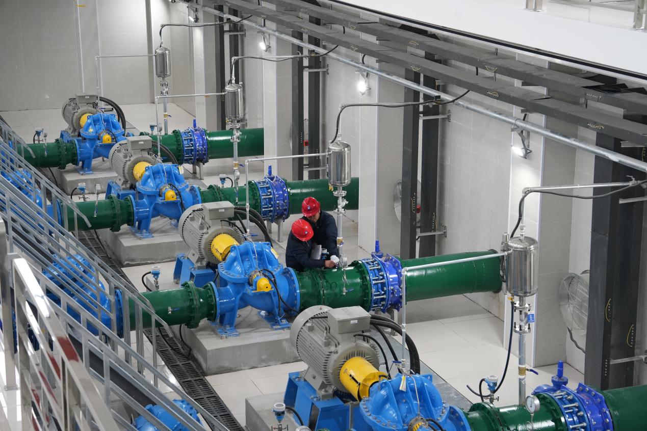 焦婆加压站泵房机组。