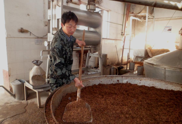 张建业在生产车间。