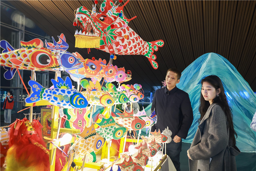 晚会场外互动展区,成排的鱼灯吸引观众驻足观赏。人民网记者 张俊摄