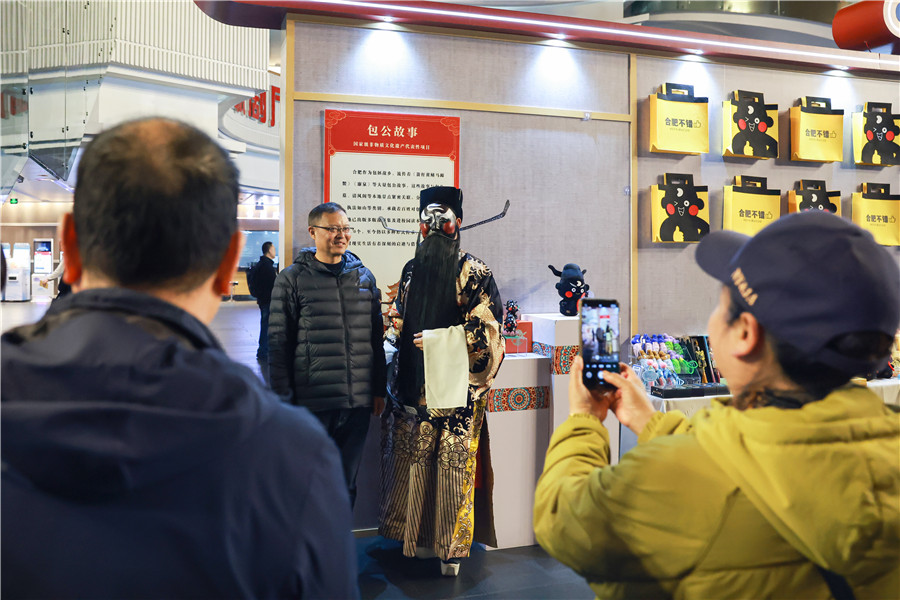 晚会场外互动展区,观众参与互动。人民网记者 张俊摄