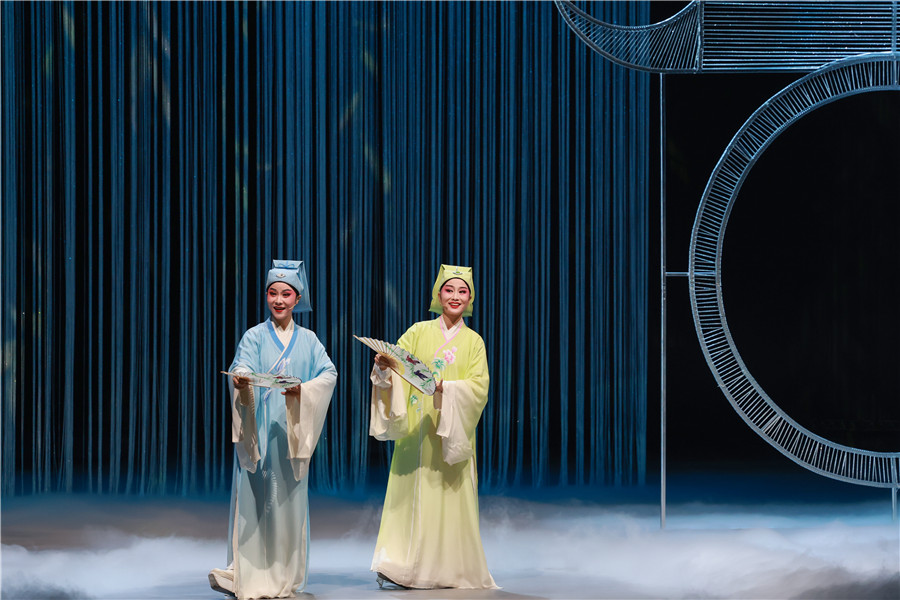 戏曲对唱《十八相送》。人民网记者 张俊摄