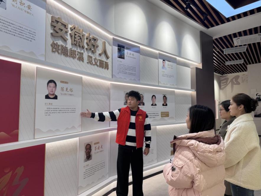 大学生志愿者(左一)声情并茂地讲解好人故事。郎溪县委宣传部供图