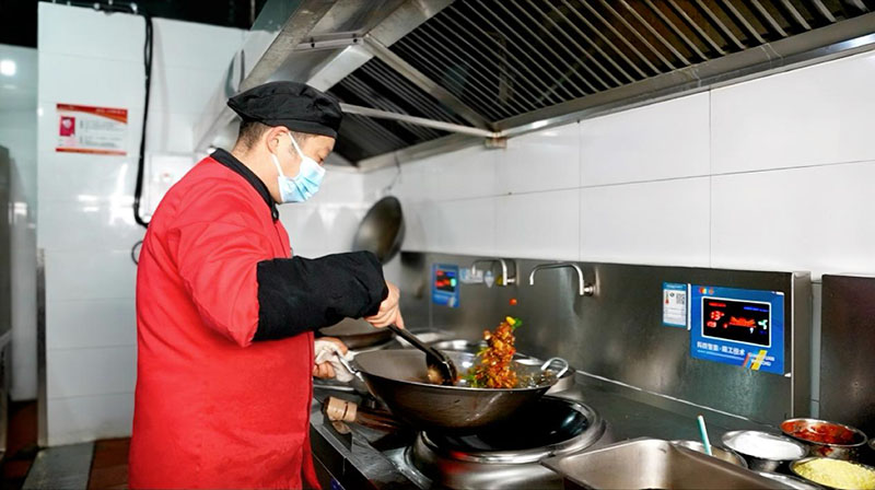 王家球在烹饪菜肴。安徽交控驿达供图