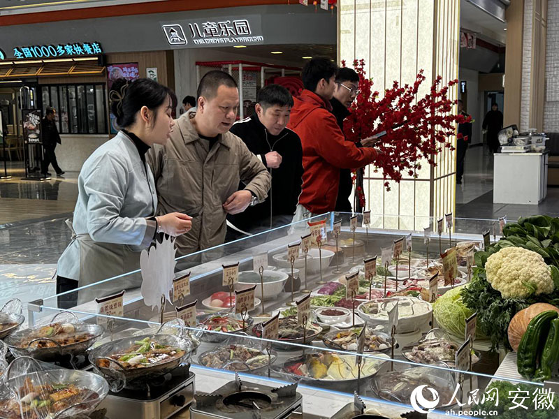 旅客在丰乐服务区“百和小厨”点菜。人民网记者 胡雨松摄