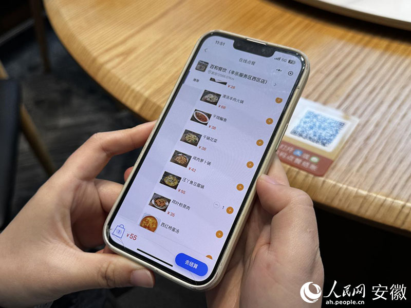“百和小厨”菜品价格与社区餐厅价格相近。人民网记者 胡雨松摄
