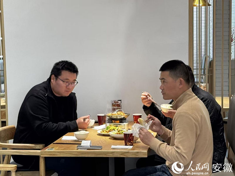 来往旅客在百和小厨就餐。人民网记者 胡雨松摄