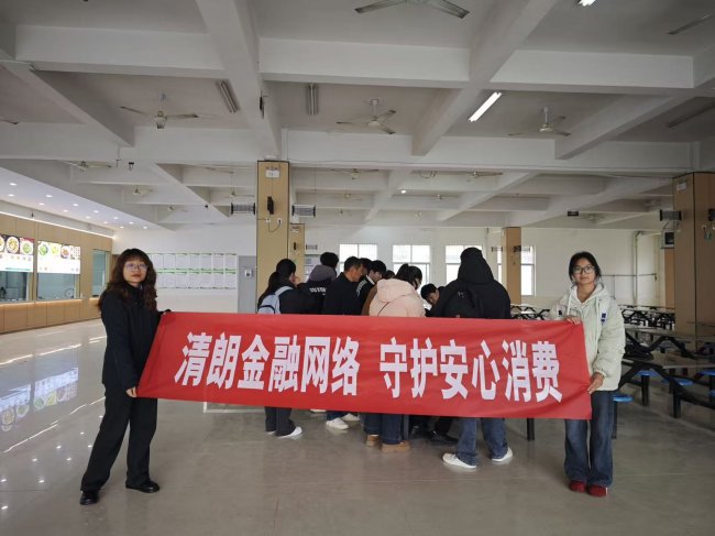 含山县农行工作人员宣传现场。