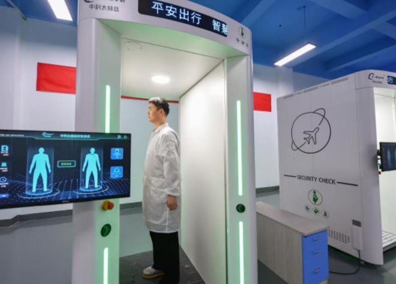 科技人員正在調試太赫茲人體安檢設備。趙明攝