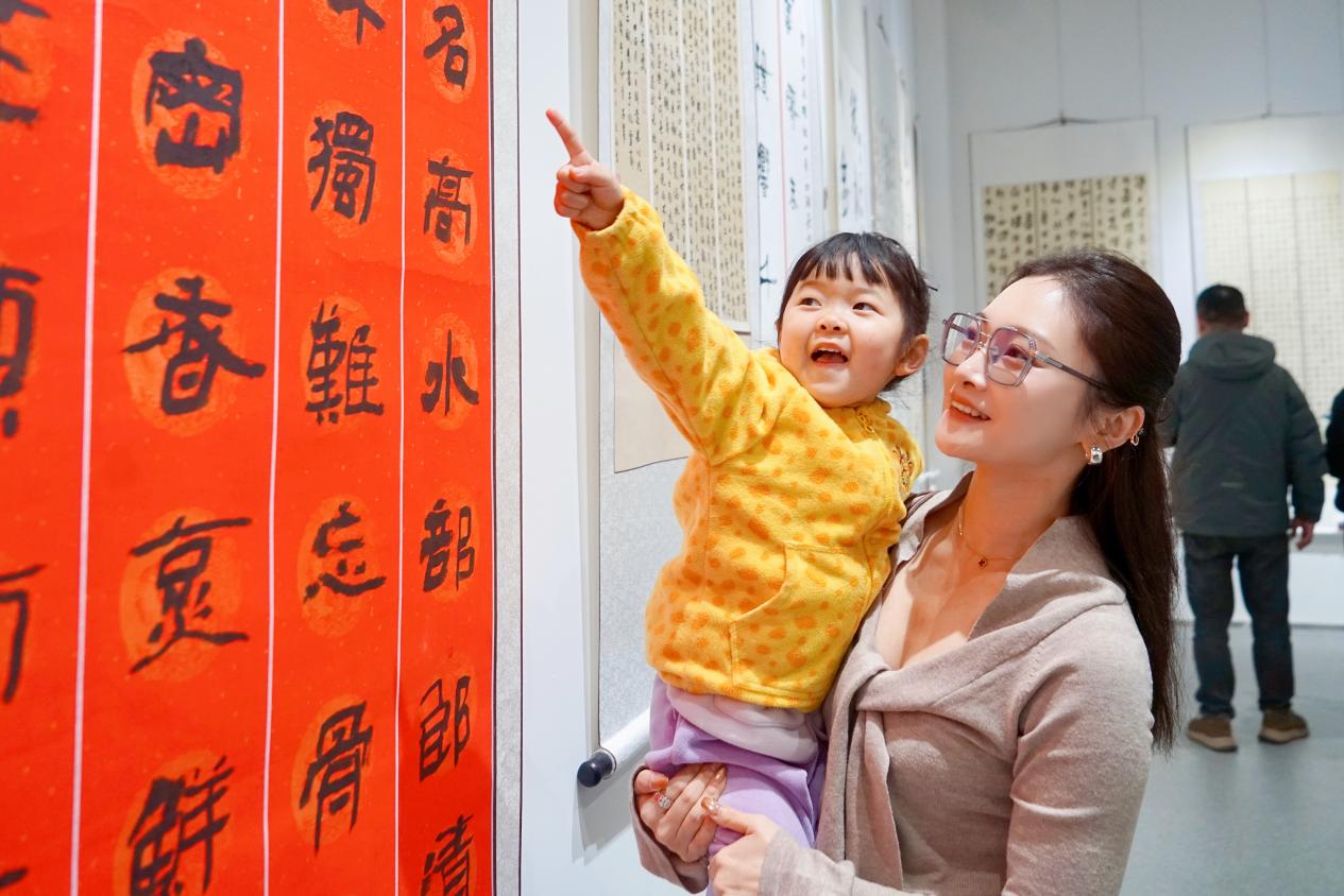 市民觀看書法成果展。