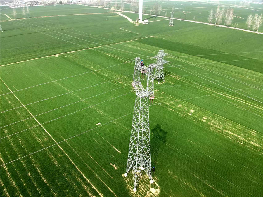 输电线路春检忙。