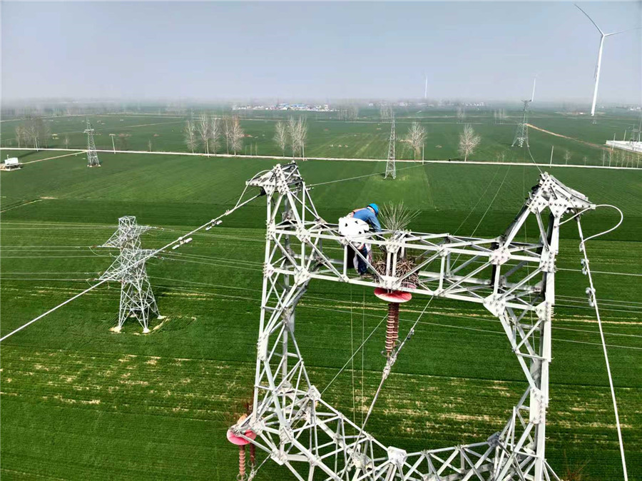 输电线路春检忙。