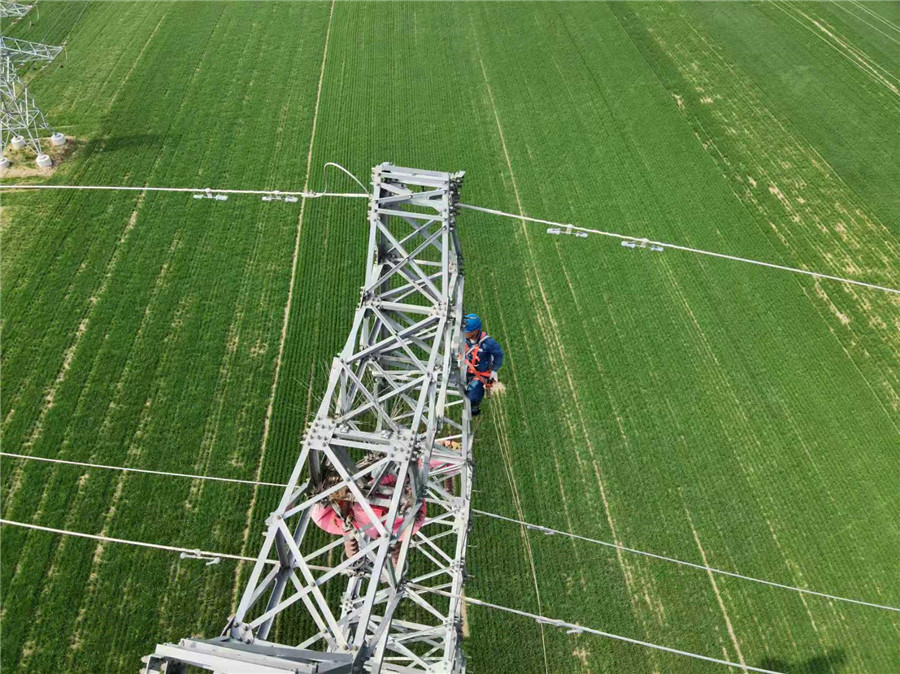 输电线路春检忙。