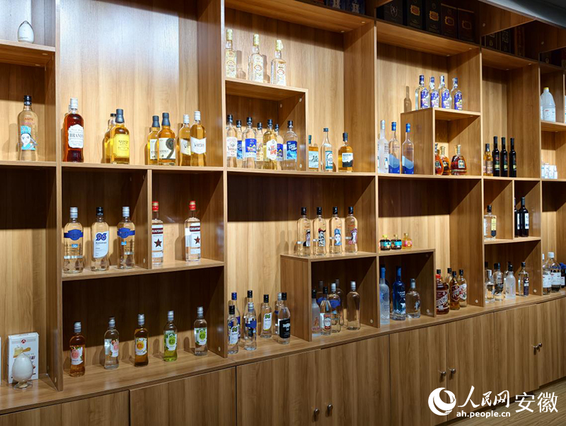 安徽安特食品股份有限公司展厅,展示的各类酒类产品。人民网 陶伟摄