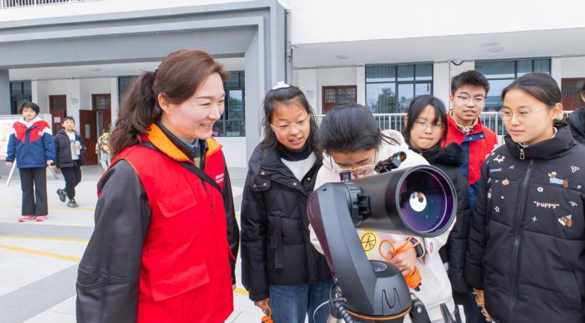 以星空梦想教室为平台，打造天文科学社团，为孩子们种下一颗科学探索的种子。汪志伟摄