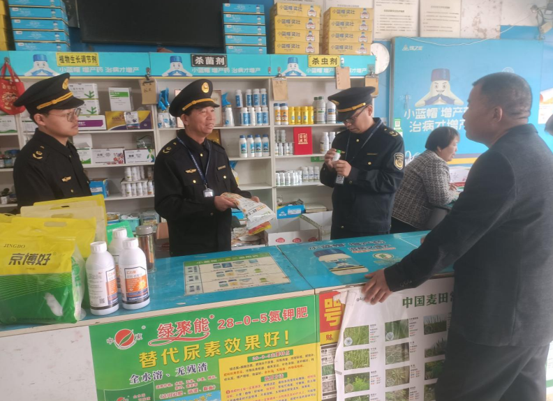執法人員在向農資經營戶宣傳法律法規。潘士清攝