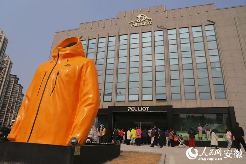 在安徽利辛,伯希和旗舰店已经成为一处地标。人民网记者 胡雨松摄