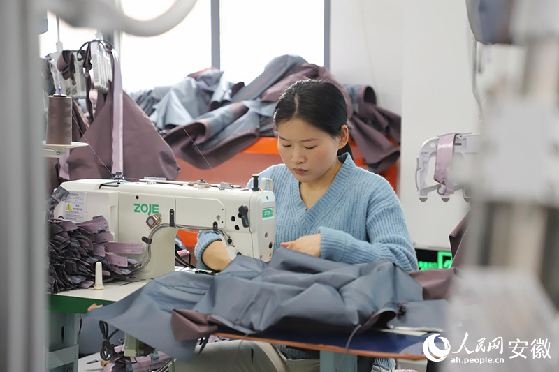 安徽京盛和服装有限公司,工人正在加工防水布条。人民网记者 胡雨松摄