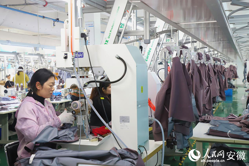 安徽京盛和服装有限公司自动化产线,一件件衣料排列整齐等待加工。人民网记者 胡雨松摄