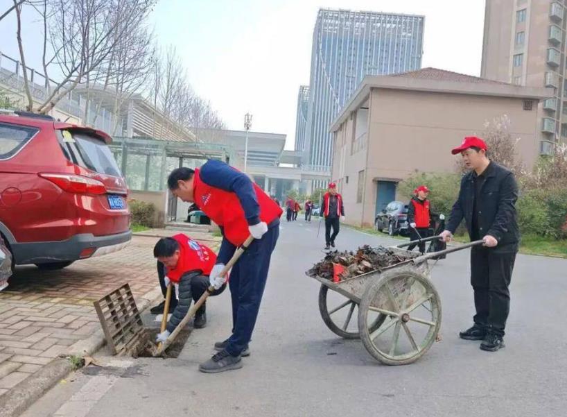 五裡墩街道志願者清掏雨水管網。