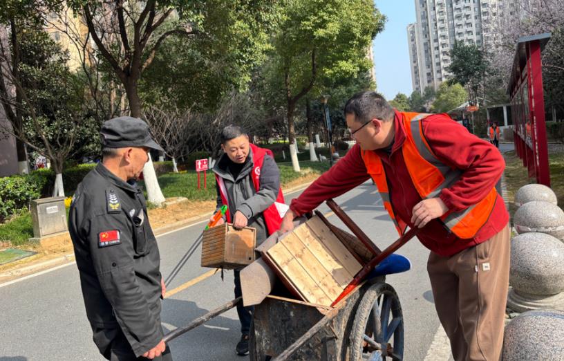 蜀山經開區志願者清理小區雜物。