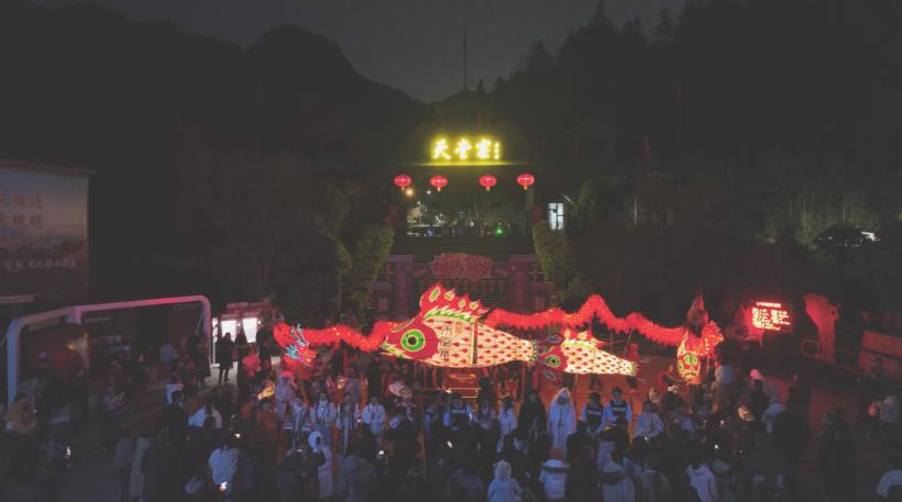 “化鱼成龙”夜演。