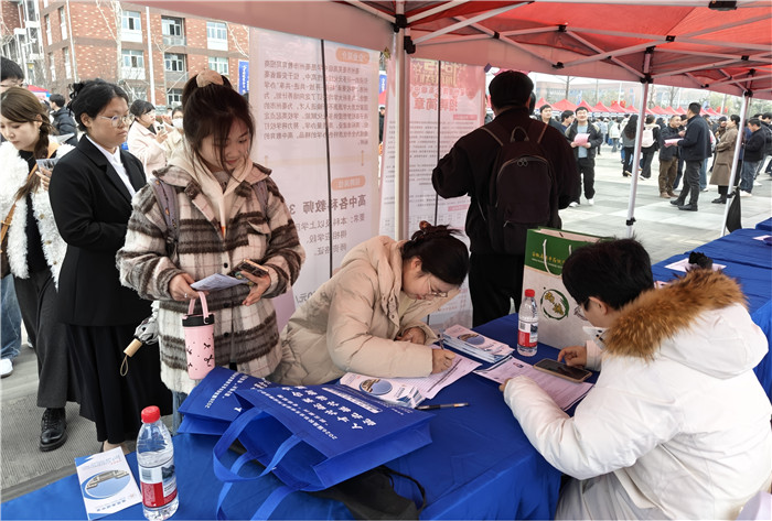 求职毕业生正在登记资料。亳州市人社局供图