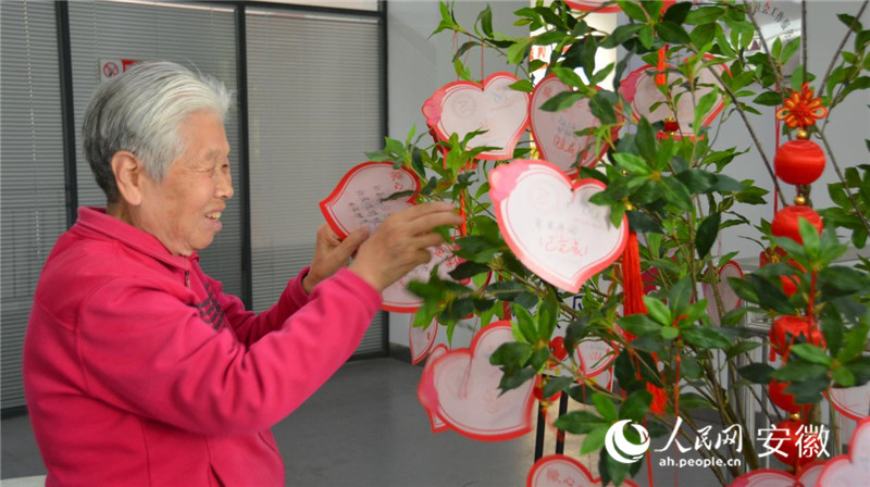 为老人准备的社区&ldquo;微心愿&rdquo;墙。 人民网记者 吕欢欢摄