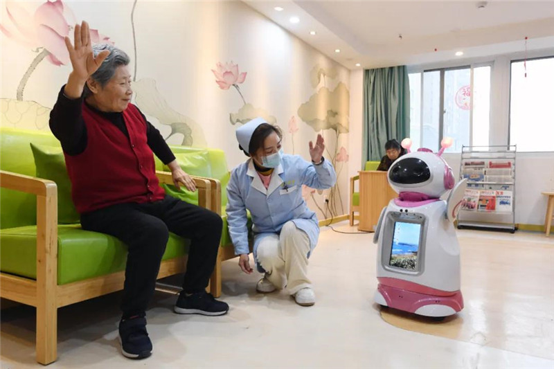 庐阳区大杨镇清源社区智慧养老服务中心，老人跟着智能机器人的节奏动起来。 合肥市民政局供图