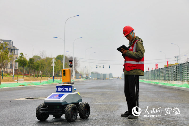 操作人员正在查看机器人作业情况。人民网 郭昊摄