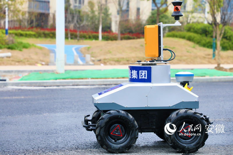 道路检测验收机器人正在工作。人民网 郭昊摄