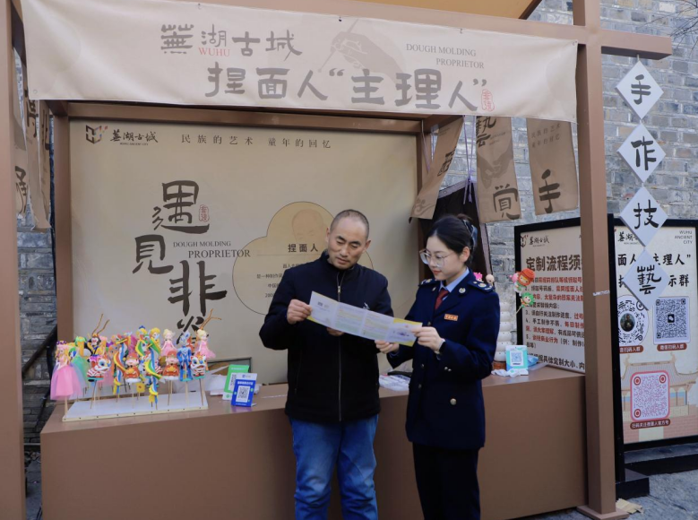 税务干部主动上门开展专属办税指导