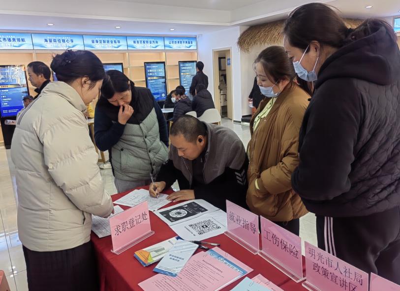 零工市場內求職者登記求職信息。高海雲攝