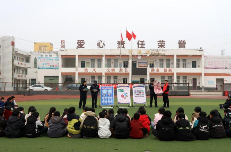 開展法治安全進校園活動。