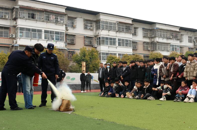 現場進行消防滅火演練。