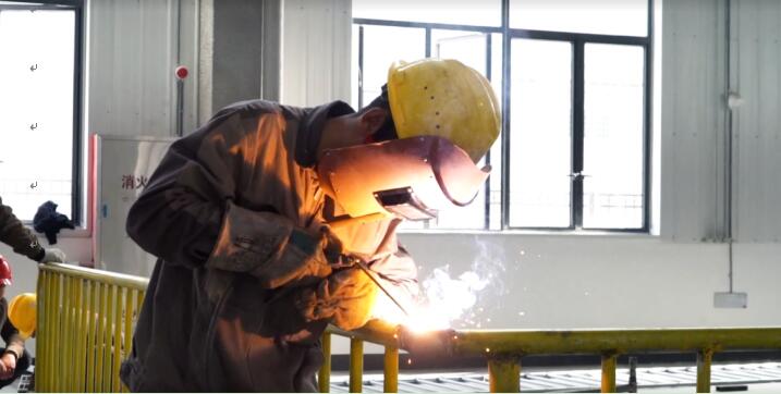 在黃山聚鑫新材料有限公司的項目現場施工人員正全力推進室內裝修、設備基礎預埋等工序