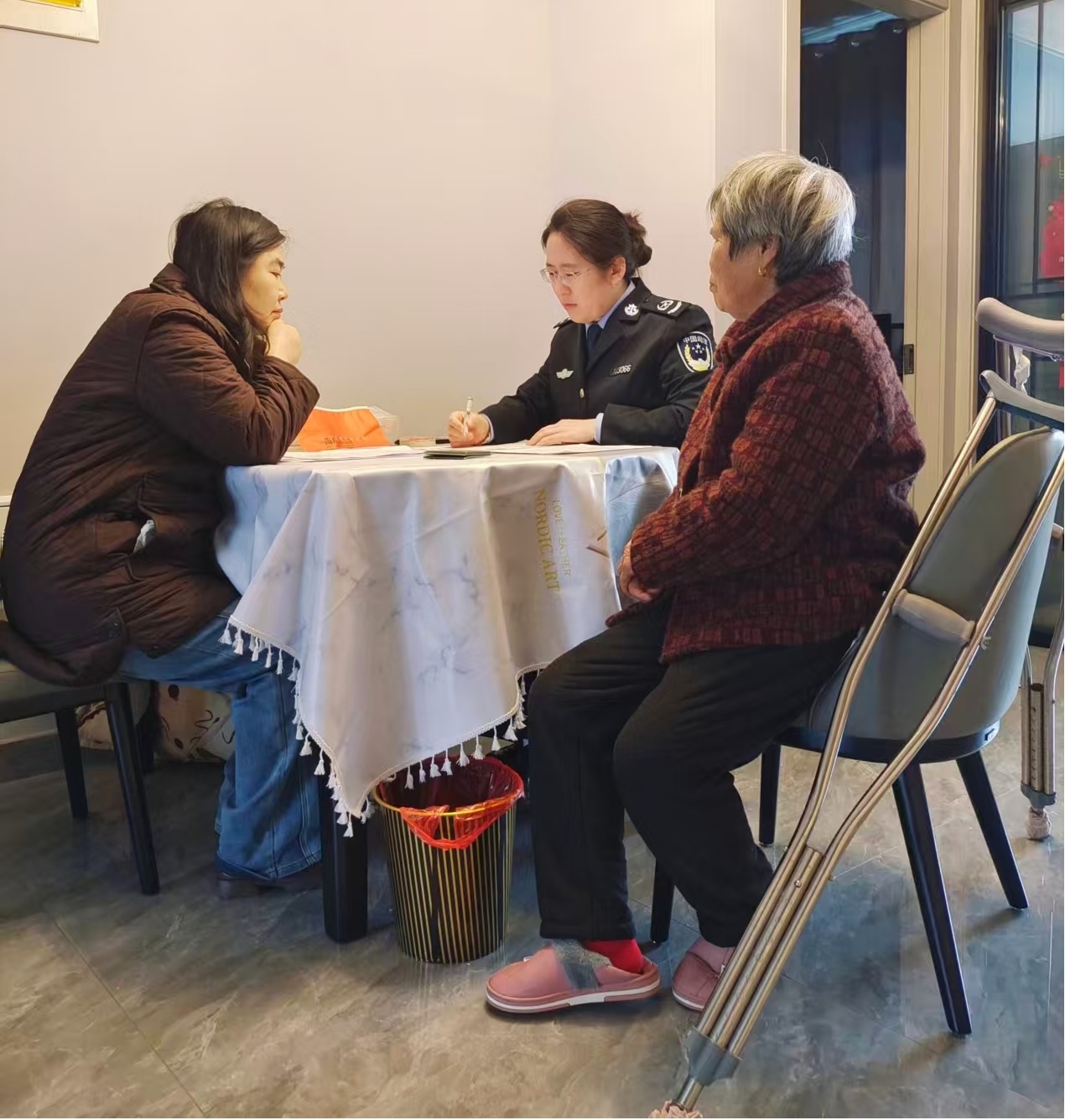 區法援中心工作人員當即決定主動上門服務。