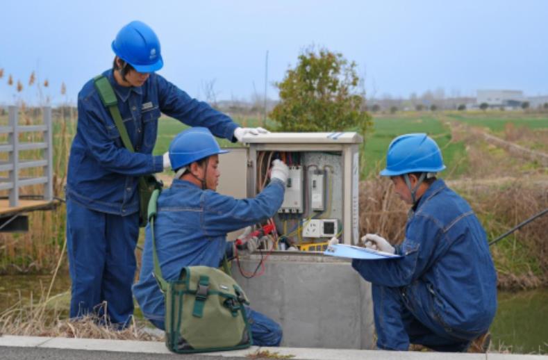 檢查農灌配電箱接線、漏保裝置。徐斌攝