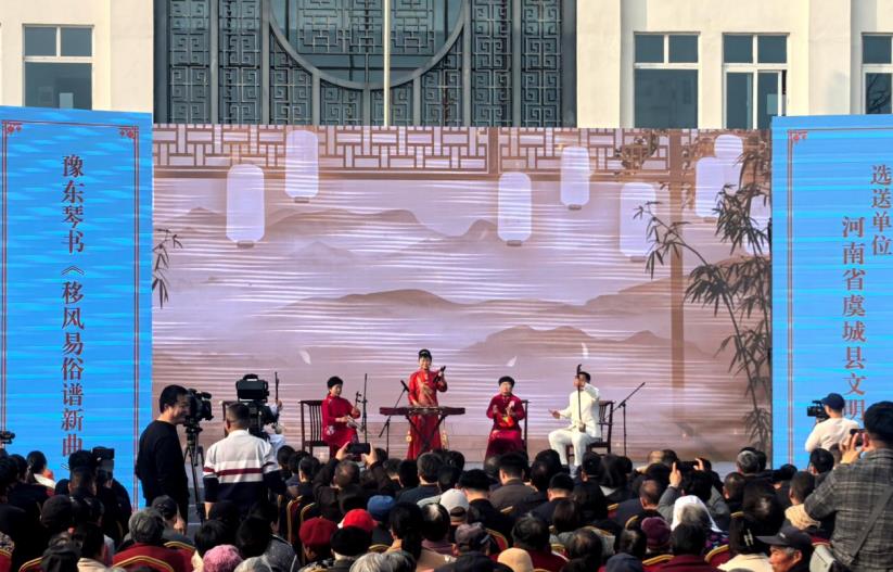 河南虞城縣的非遺節目豫東琴書《移風易俗譜新曲》。李艷龍攝