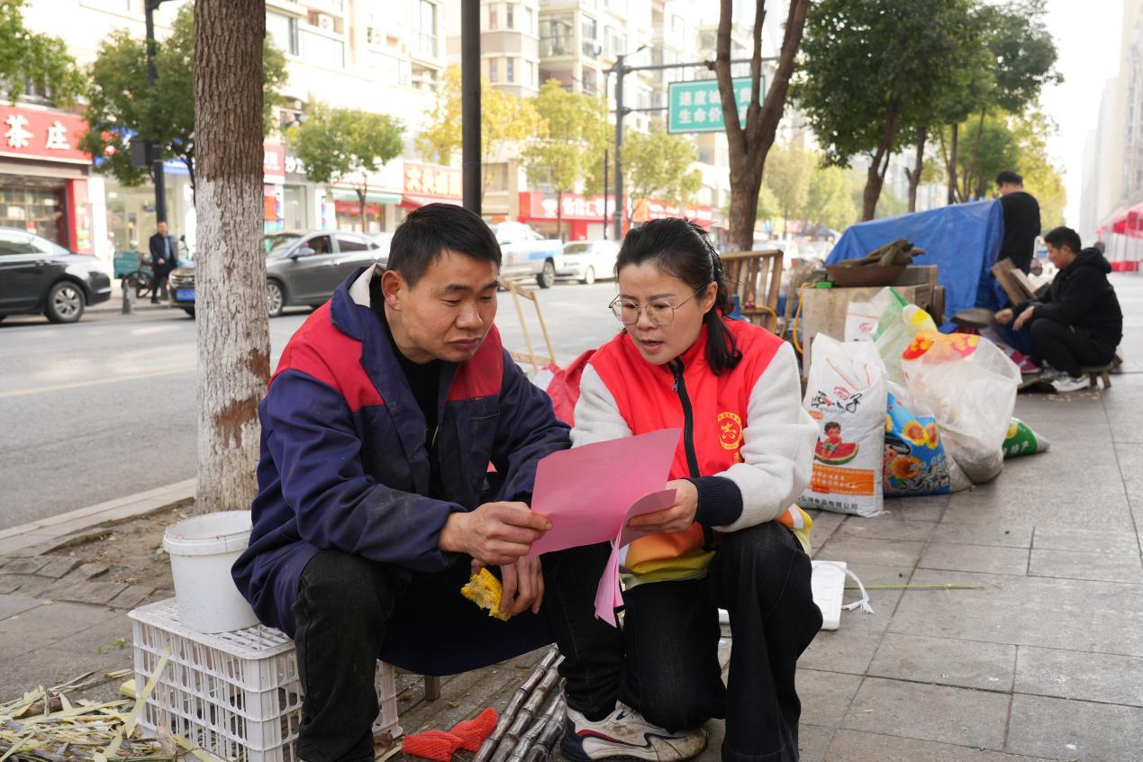 志願者向商戶宣傳垃圾分類知識。劉雪攝