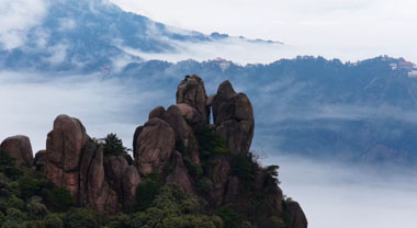 安徽池州：云雾作笔绘青山