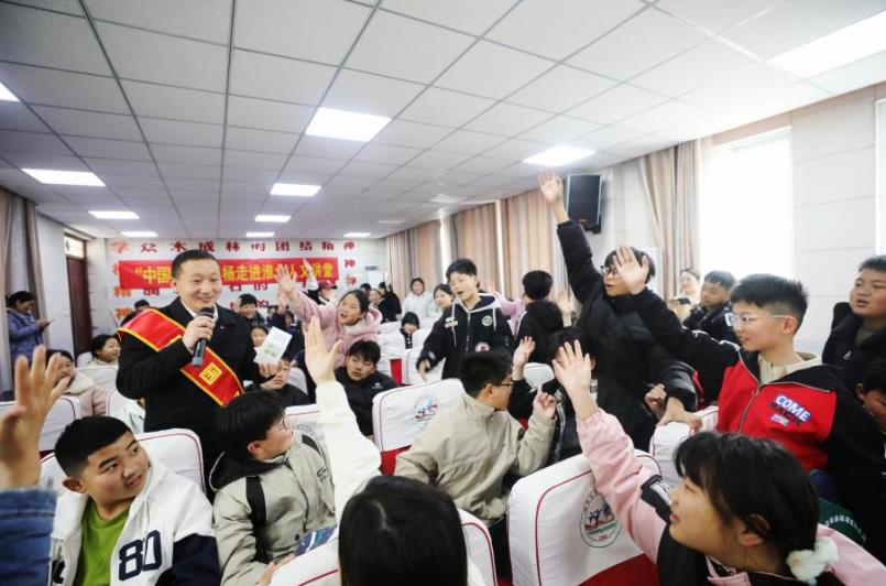 好人传新风，人文润校园。范胜明摄