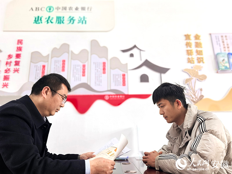 农行惠农服务站把金融服务送到了家门口。人民网记者 汪瑞华摄