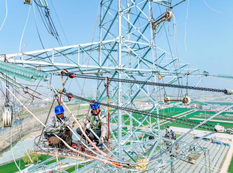 纵楼-陇海220kV线路建设正酣。王磊摄