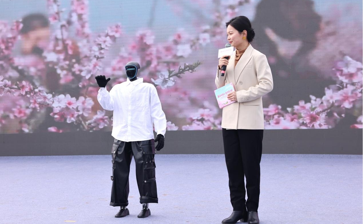 机器人在开幕式现场推介金安脆桃。陈媛媛摄