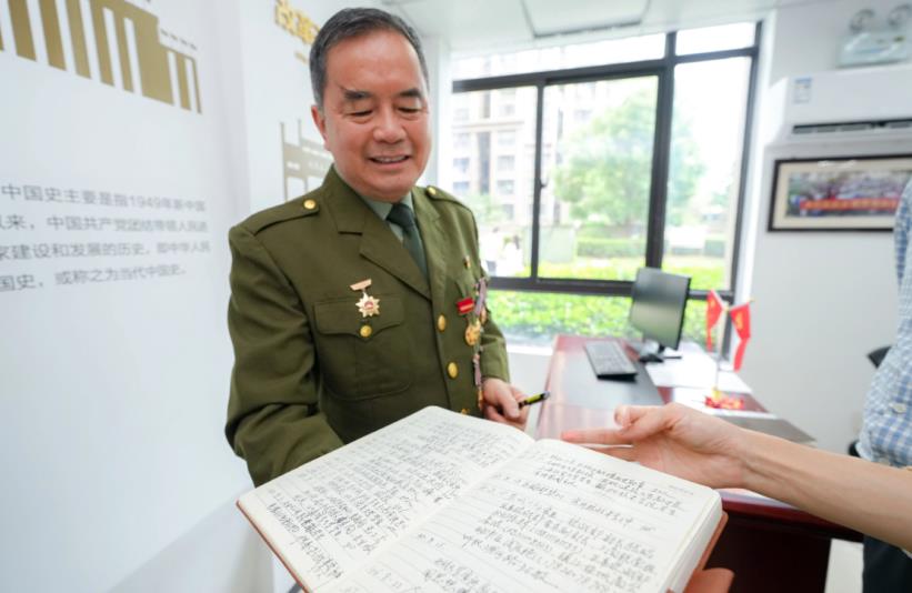 在工作室内，陈相珍为大家展示工作笔记。葛庆钊摄